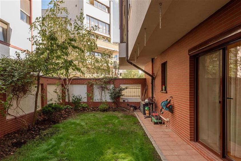 Apartament 4 camere cu gradina 84mp. Parcare.