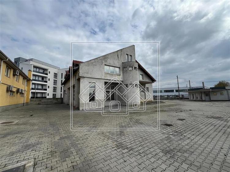 Spatiu comercial cu teren de 1500 mp, 740 mp utili