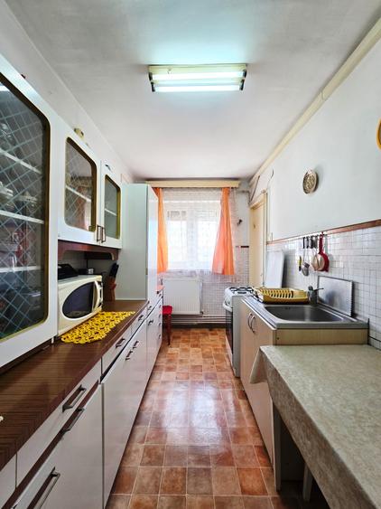 Apartament 3 camere decomandat, centrala - Poetului