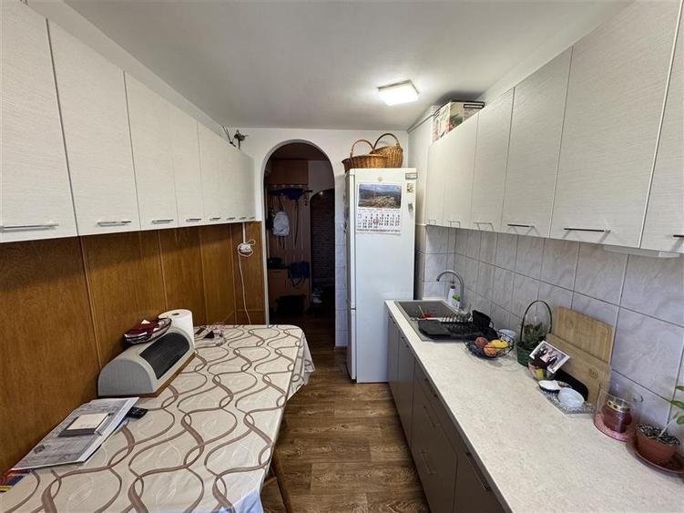 Apartament cu 3 camere, zona Nufarul