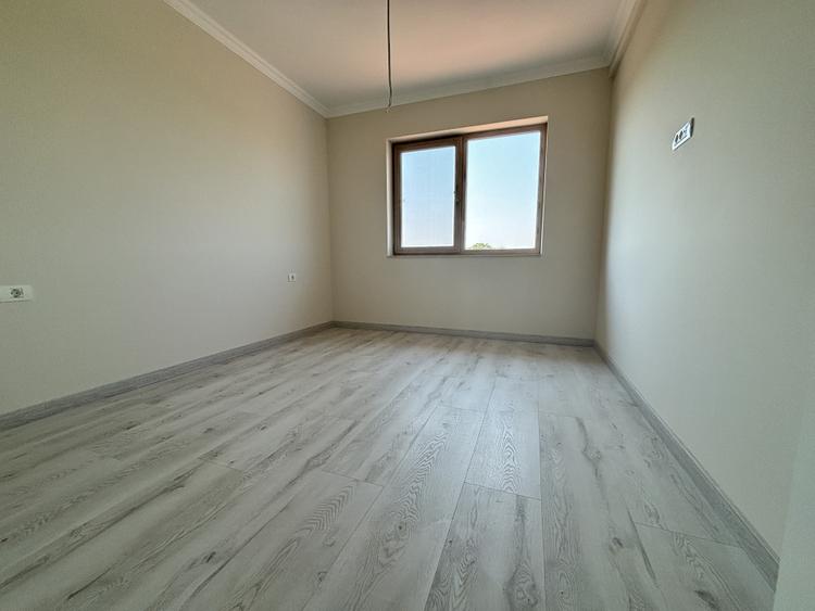 Casa 5 camere, 142mp, 300mp teren, despartita prin GARAJ in Giroc
