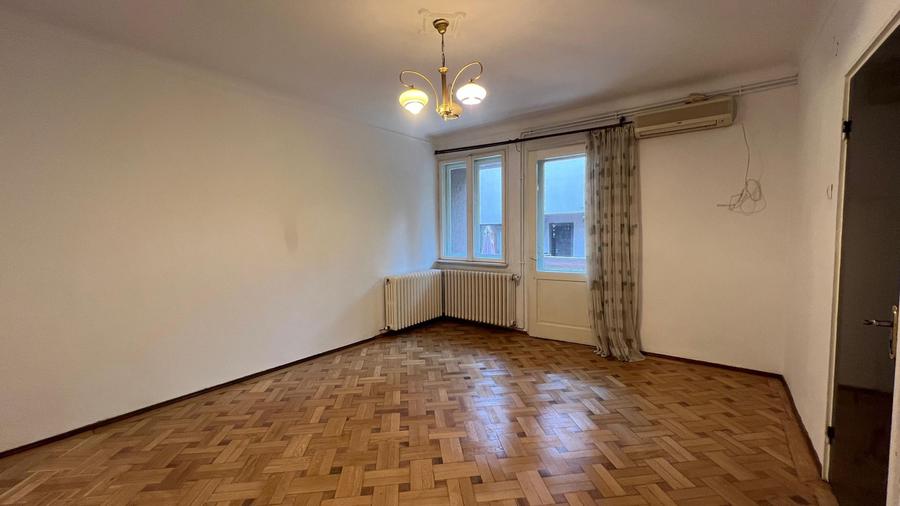 Apartament in vila cu 6 camere si curte proprie de 202 mp