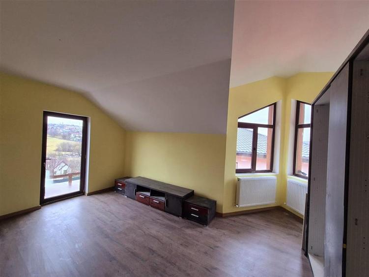 Casa de vanzare individuala cu garaj in Bucium