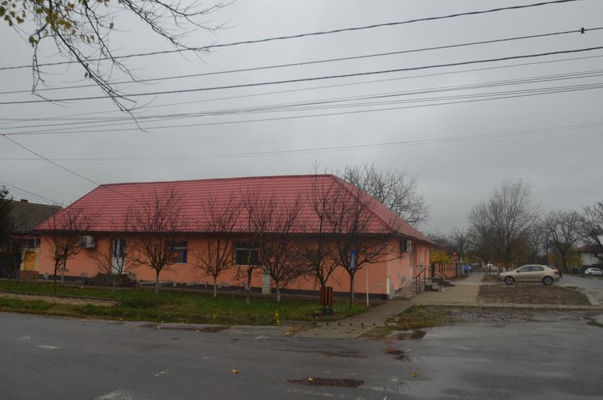 Casa de inchiriat in centru Padureni