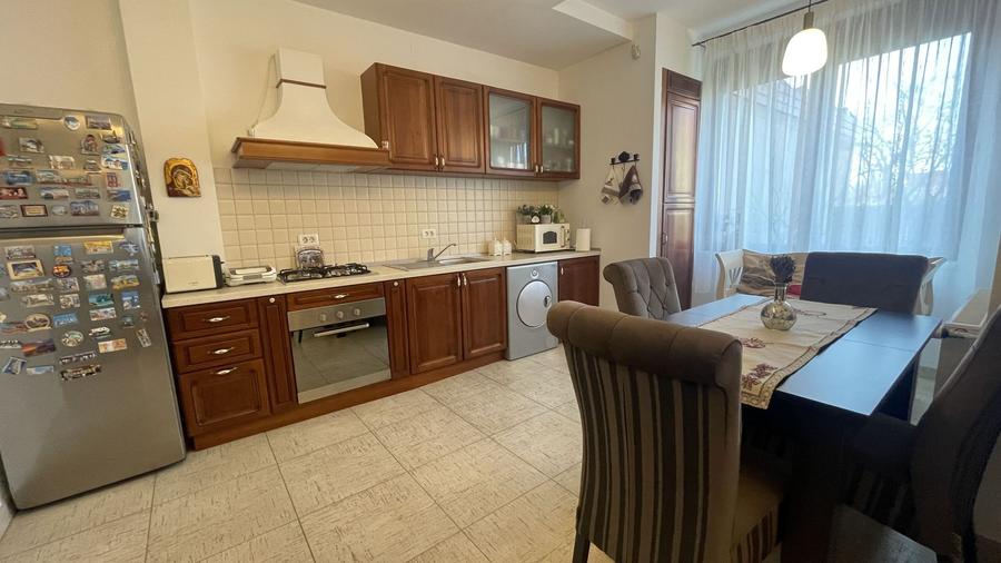Casa eleganta si luminoasa, situata in zona de case - Mehala