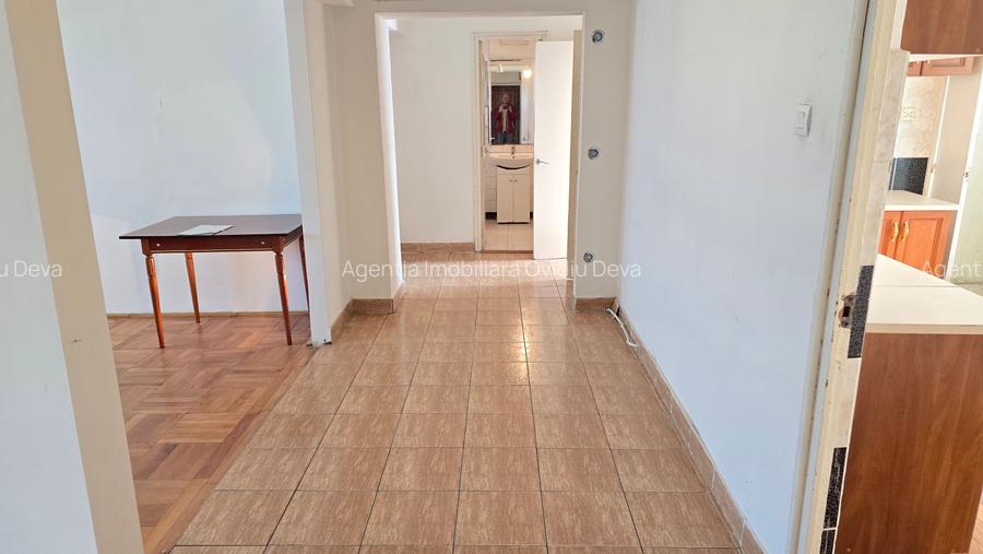 Vand apartament 4 camere decomandat in Deva, 22 Decembrie (Liceul Auto) et. 5 - 2