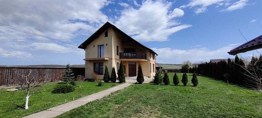 Casă mare cu teren 2600 mp în Dragomirna – garaj dublu, fotovoltaice, puț forat,