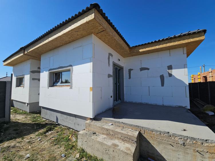 Duplex despartit prin camera tehnica cu asfalt