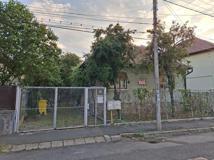 VAND CASA ZONA PARCUL SUB ARINI
