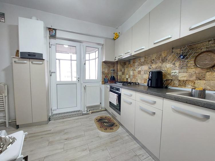 Apartament cu 3 camere zona 0 ~ etaj 5 din 6 ~ Confort 1 decomandat ~ renovat