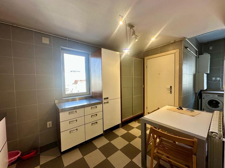 Apartament 3 camere, 83 mp, etaj 3/3, imobil interbelic – Str. Emanoil Porumbaru