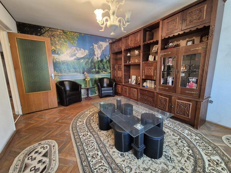 Apartament 3 camere de vânzare – Zona Centrală, decomandat