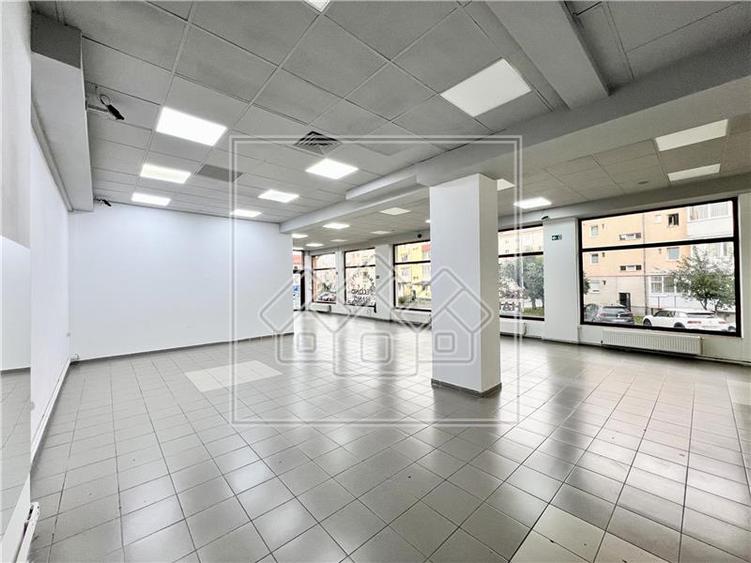 Spatiu comercial cu vitrina la strada - 177 mp - finisat la cheie