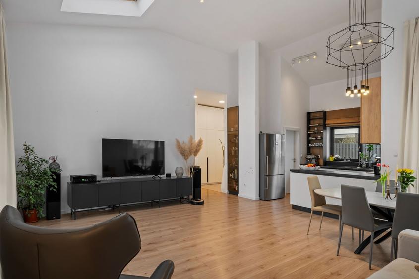 Vila pe parter cu 5 camere | 655 mp teren | dotata cu panouri solare