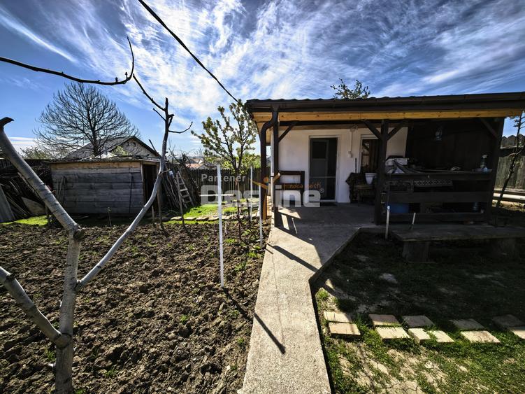Casă 4 camere 90 mp mobilată + beci, anexe și 720 mp curte