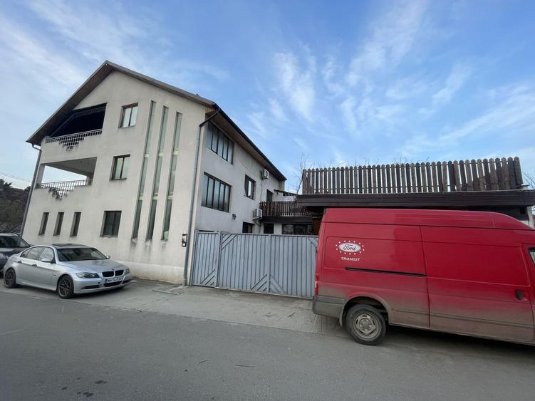 Casa S+P+E+M | 605 mp utili | 10 camere | 3 bucatarii | 4 bai | 3 terase | Garaj