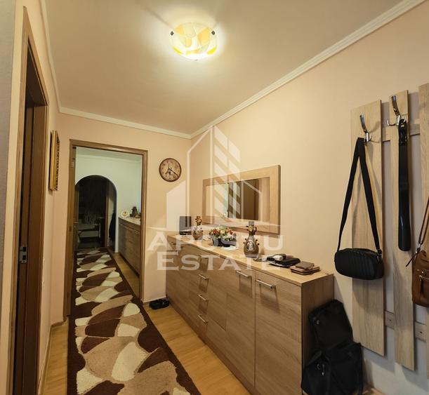 Apartament de vanzare cu 3 camere si 2 bai, decomandat, zona Lipovei