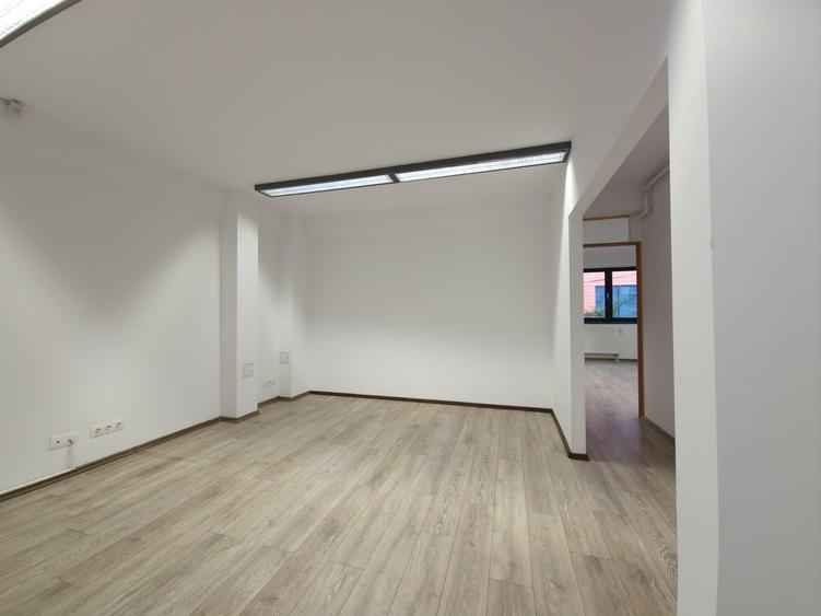 Spatiu birouri luminos, modern, cladire noua, parcare