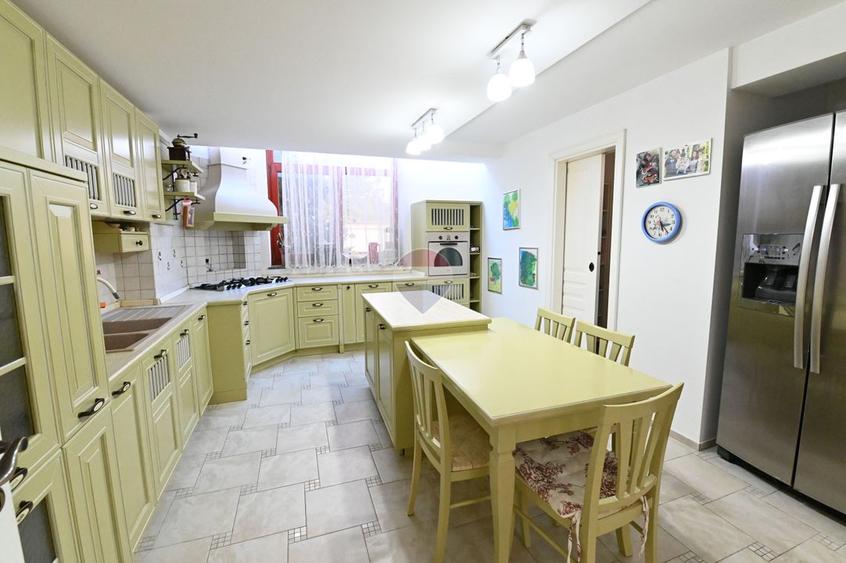 Casă / Vilă cu 10 camere de vânzare în zona Bariera Valcii