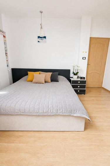 Vand apartament cu 3 camere și loc de parcare