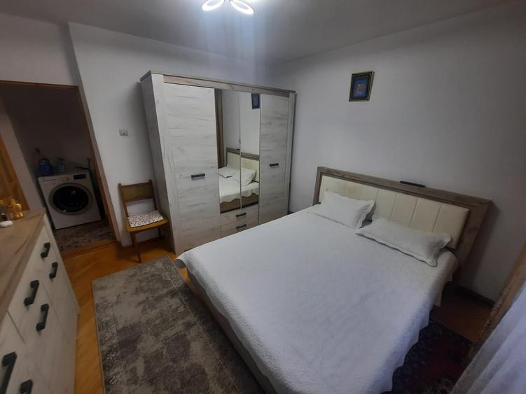 Apartament cu 3 camere decomandat, etaj 2/4, zona Cug