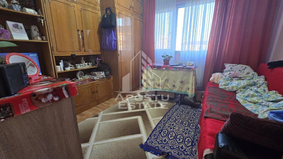 Apartament de vanzare cu 3 camere, centrala proprie, etaj 3, Lipovei