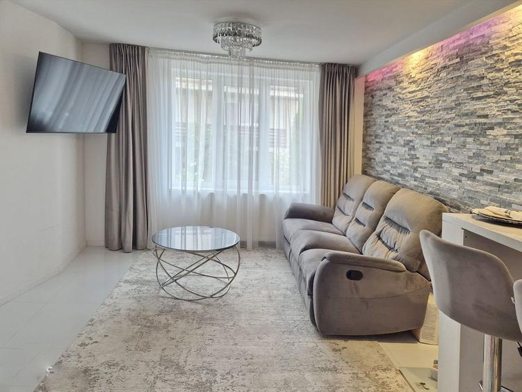 PROPRIETATE VERSATILA, complet renovată– 220 m² utili + 130 m² curte privată