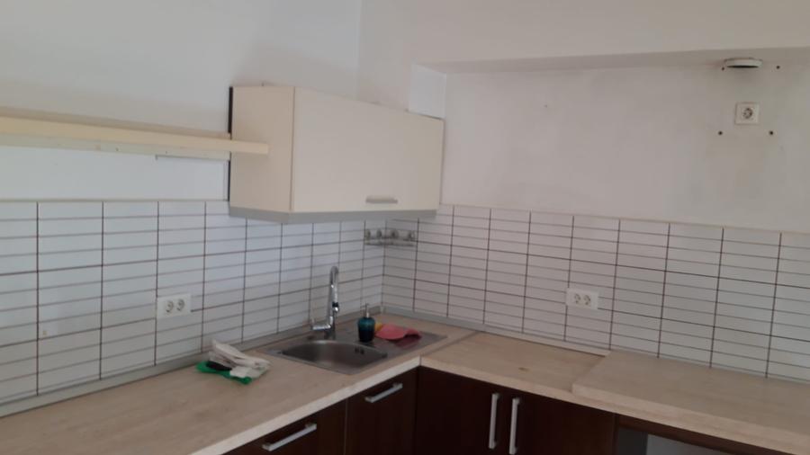 De inchiriat 2 camere , 1/4 ,Stefan cel Mare ( Circ ), nemobilat, 450 E/luna.