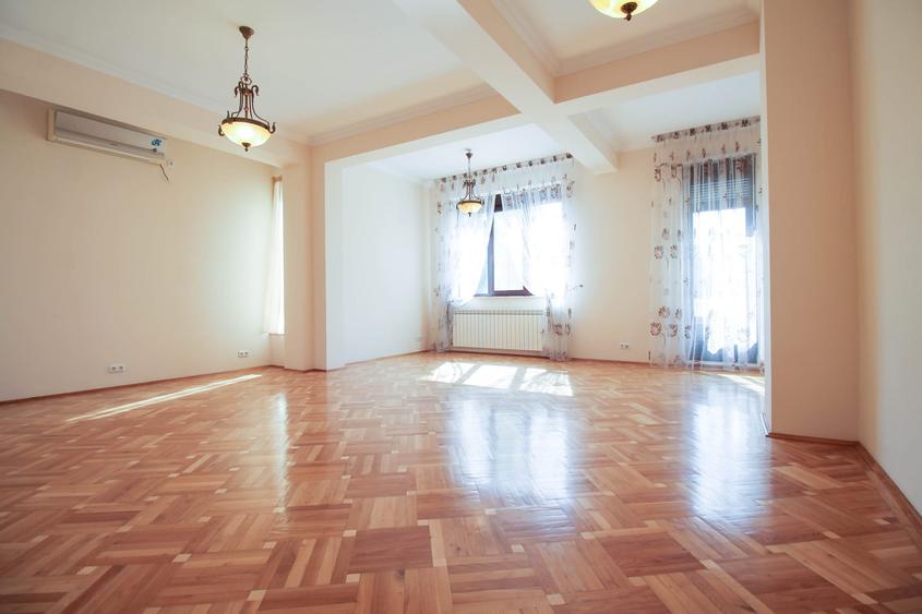 Pipera : Vila impresionanta, cu teren de 800mp si piscina proprie !