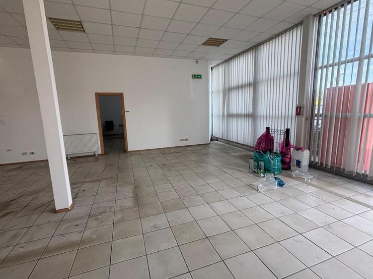 Depozit cu showroom de inchiriat de 1600 mp