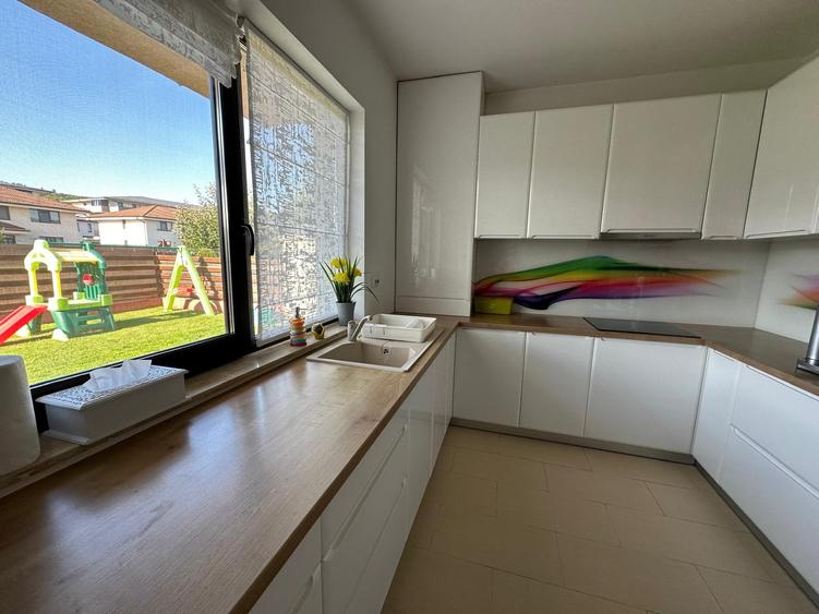 Casă tip duplex | 5 camere | 300 mp teren | Zona Terra, Florești