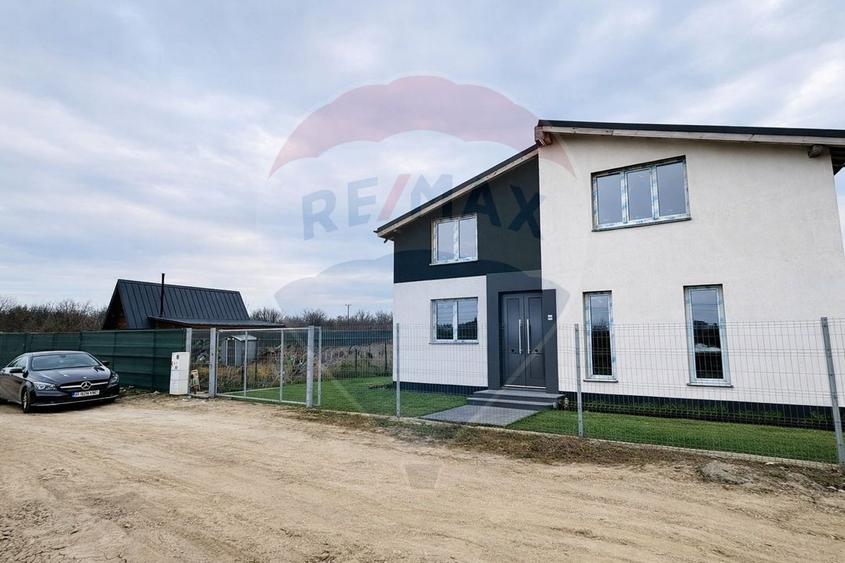 Vilă plan stradal cu 6 camere de vânzare  Balotesti