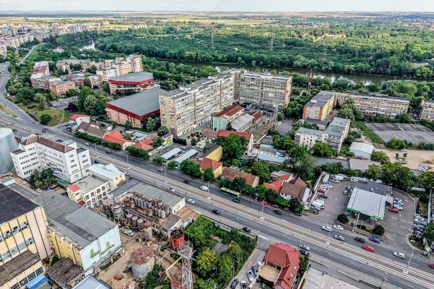 Imobil versatil D+P+E+M | Arteră principală Arad | Curte cu acces auto