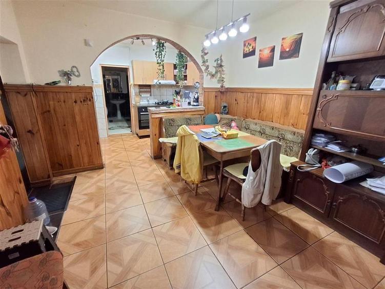 Casa cu doua apartamente garaj pivnita in Cisnadie