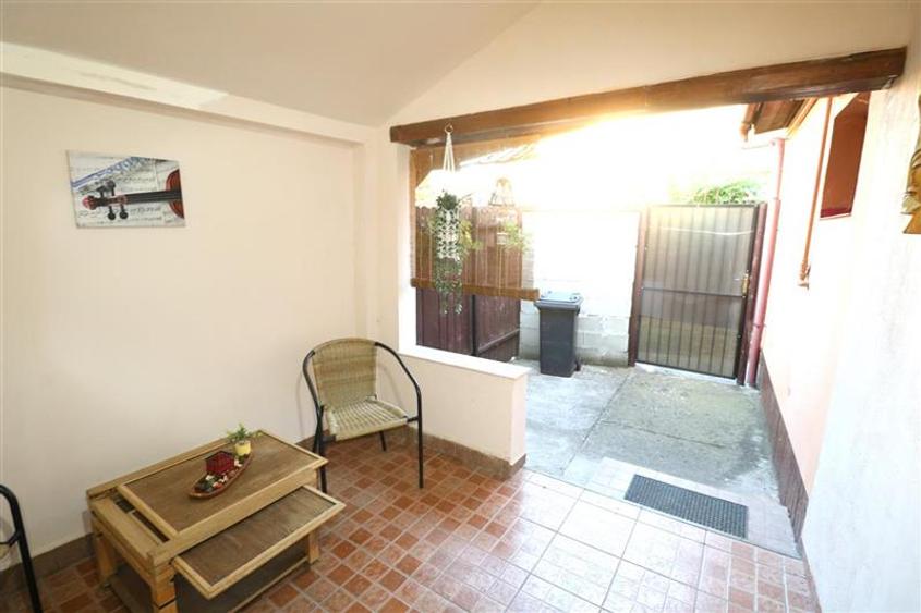 Apartament 2 camere , centrala proprie ,  curte proprie , zona Lipovei