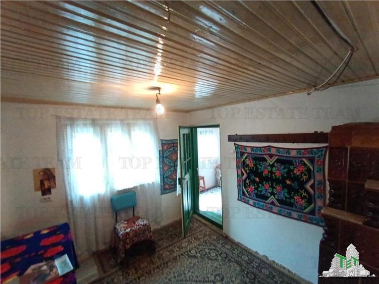 Casa taraneasca traditionala pe parter cu gradina si livada 1700mp in Gruiu, la