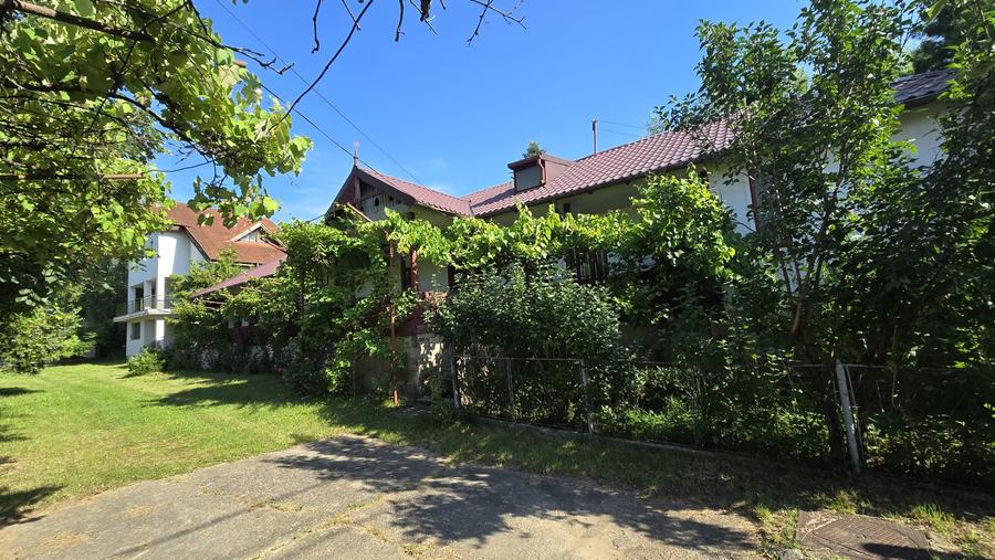 Vanzare vila P+1+M cu 5 camere, casa batraneasca , 2 garaje, teren 9249mp,