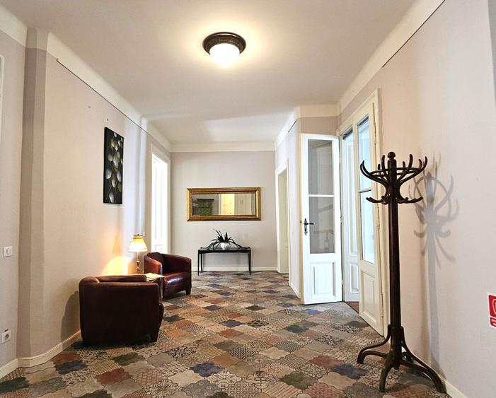 Apartament spectaculos de închiriat 4 camere 4 băi Centrul Istoric