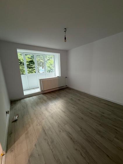 Direct proprietar . Apartament 3 camere , decomandat .