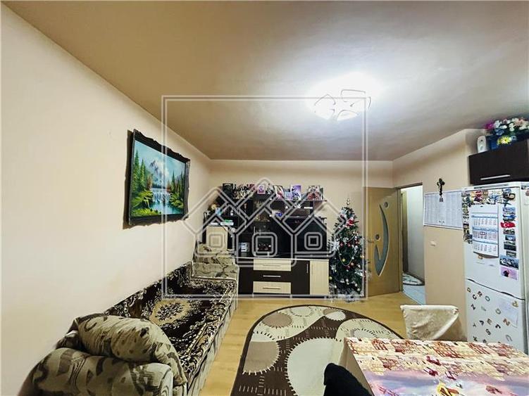 Ap cu 3 camere si balcon, etaj 1/2, Zona Gusterita, pret bun
