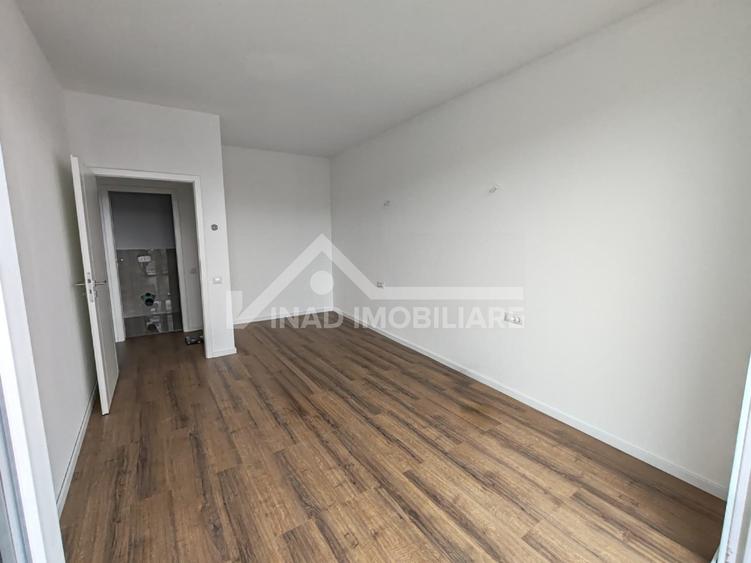 Apartament 3 camere, 2 bai, terasa 20mp, parcare, zona Strazii Decebal
