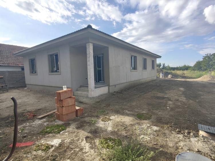 Casa Parter Sanmihaiul Roman,4 Camere,2 Bai,Terasa Acoperita,Toate Utilitatile