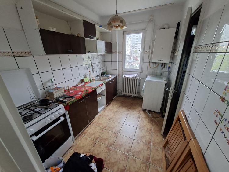 Apartament 2 camere, etajul 2/4, zona Podu Ros