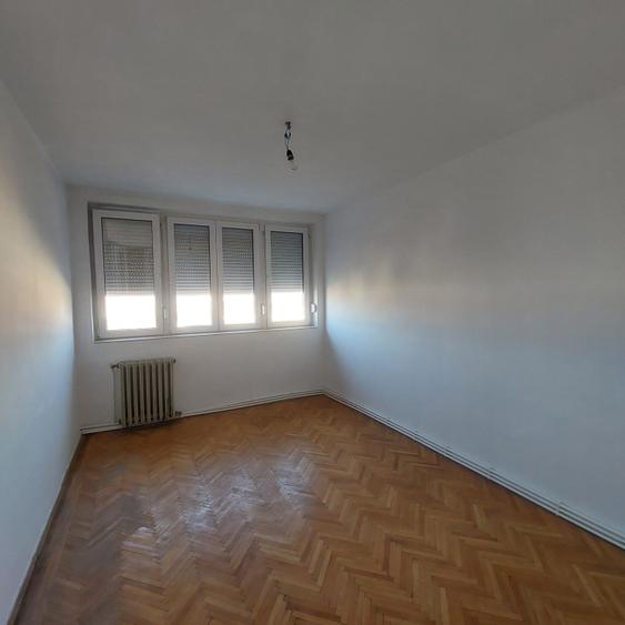 Vand 3 camere decomandat