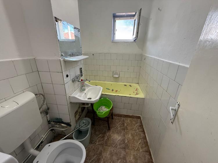 Garsonieră 27 mp cu balcon - etaj 2 - nemobilata -bloc an 1980