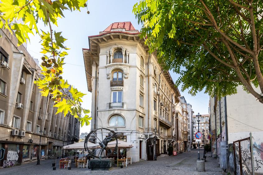 In the center, on a quiet pedestrian street, fully equipped, 2 amazing rooms