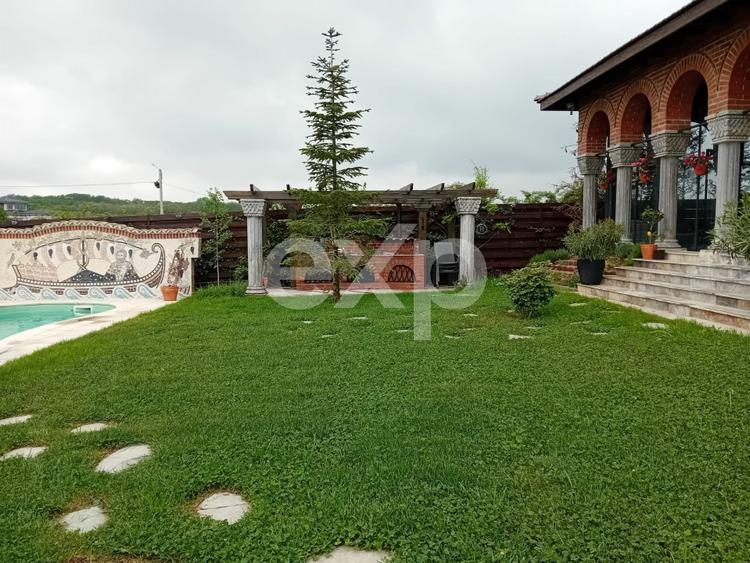 De vanzare vila exceptionala in stil Neo Romanesc cu vedere la lac si padure