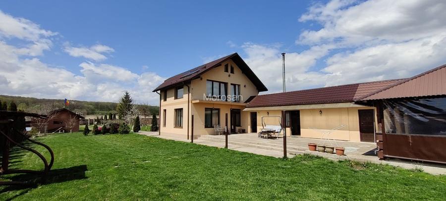 Casă mare cu teren 2600 mp în Dragomirna – garaj dublu, fotovoltaice, puț forat, - 2