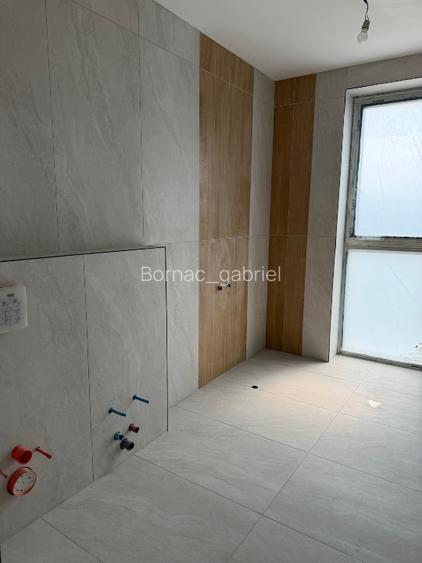  175 mp util+ pod 70 mp util  330.000 € + Tva  - 12
