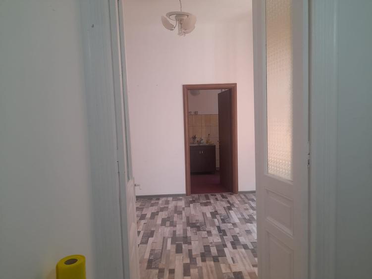 STEFAN CEL MARE  2 CAMERE  LA CURTE   PENTRU  BIROURI